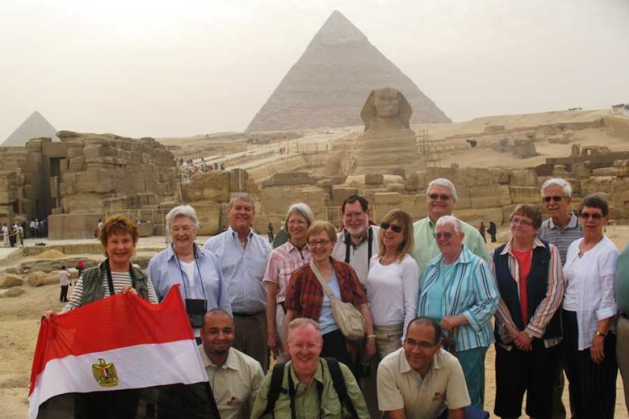 Deluxe Travel Cairo Private Layover Tour &ndash; Pyramids, GEM & Khan Khalili