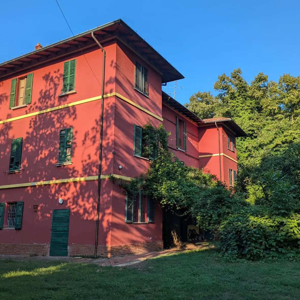 Rosengärten, Fresken und Keramiken: Der Zauber der Villa Buontempo – Eine Reise zwischen Villen und Schlössern