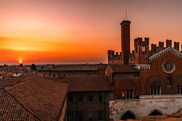 SCORCI INEDITI DI PIACENZA - Vicoli, stradine e Piacenza dall&rsquo;alto