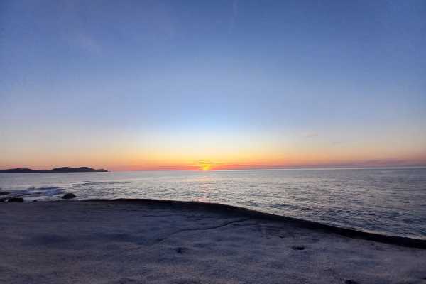 E-Bike Sonnenuntergang bei den Klippen in Lumio