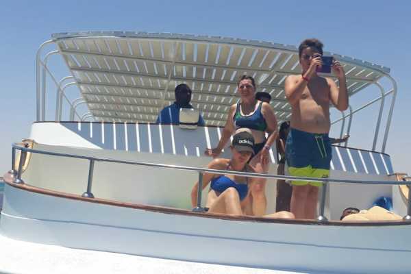 Daily tours Egypt PASEO PRIVADO EN BARCO PARA HACER SNORKEL EN HURGHADA.