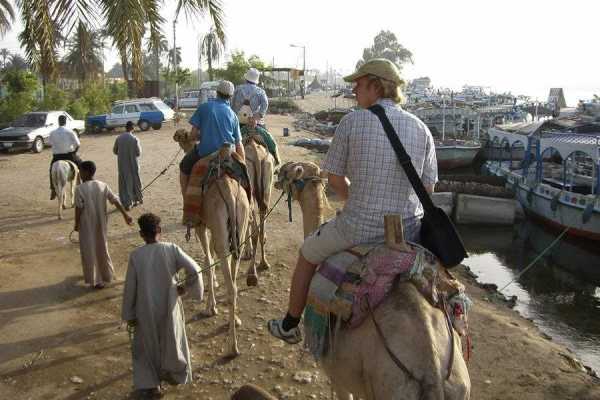 Daily tours Egypt PASEO EN CAMELLO POR LUXOR