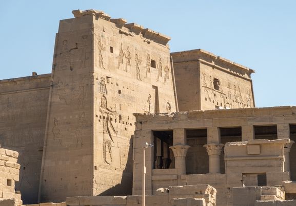 Sidebillede af Philae-templet på ø i Aswan-reservoiret dannet af gammel dæmning