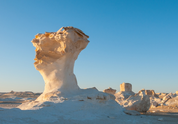 Den hvide ørken i det vestlige Egypten er et betagende sted. Store kalkstensskulpturer og den hvide jord åbner gigantiske udsigter over det tidligere havbund.