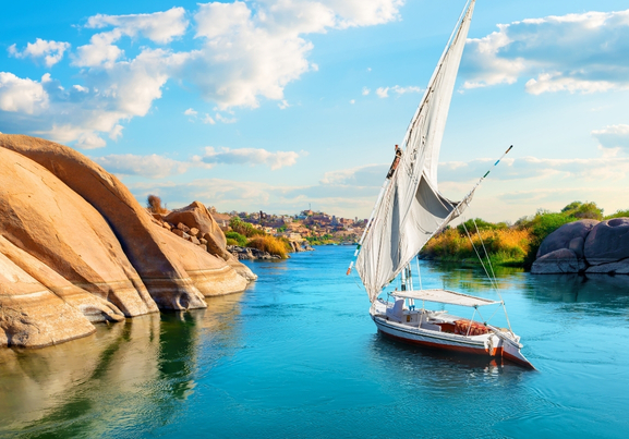 smuk udsigt over Nilen og sejlbåd i Aswan Egypten