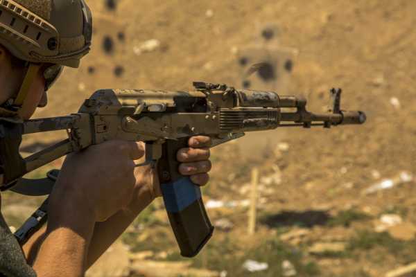  Tiro con Kalashnikov