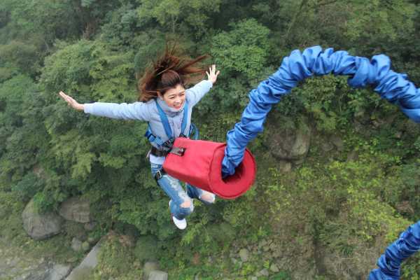  Bungee jumping