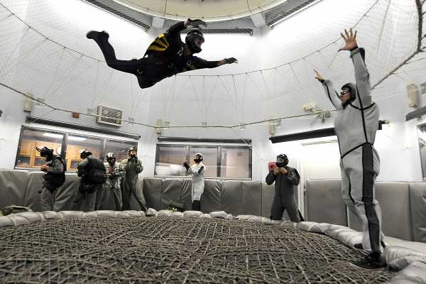  Skydiving indoor